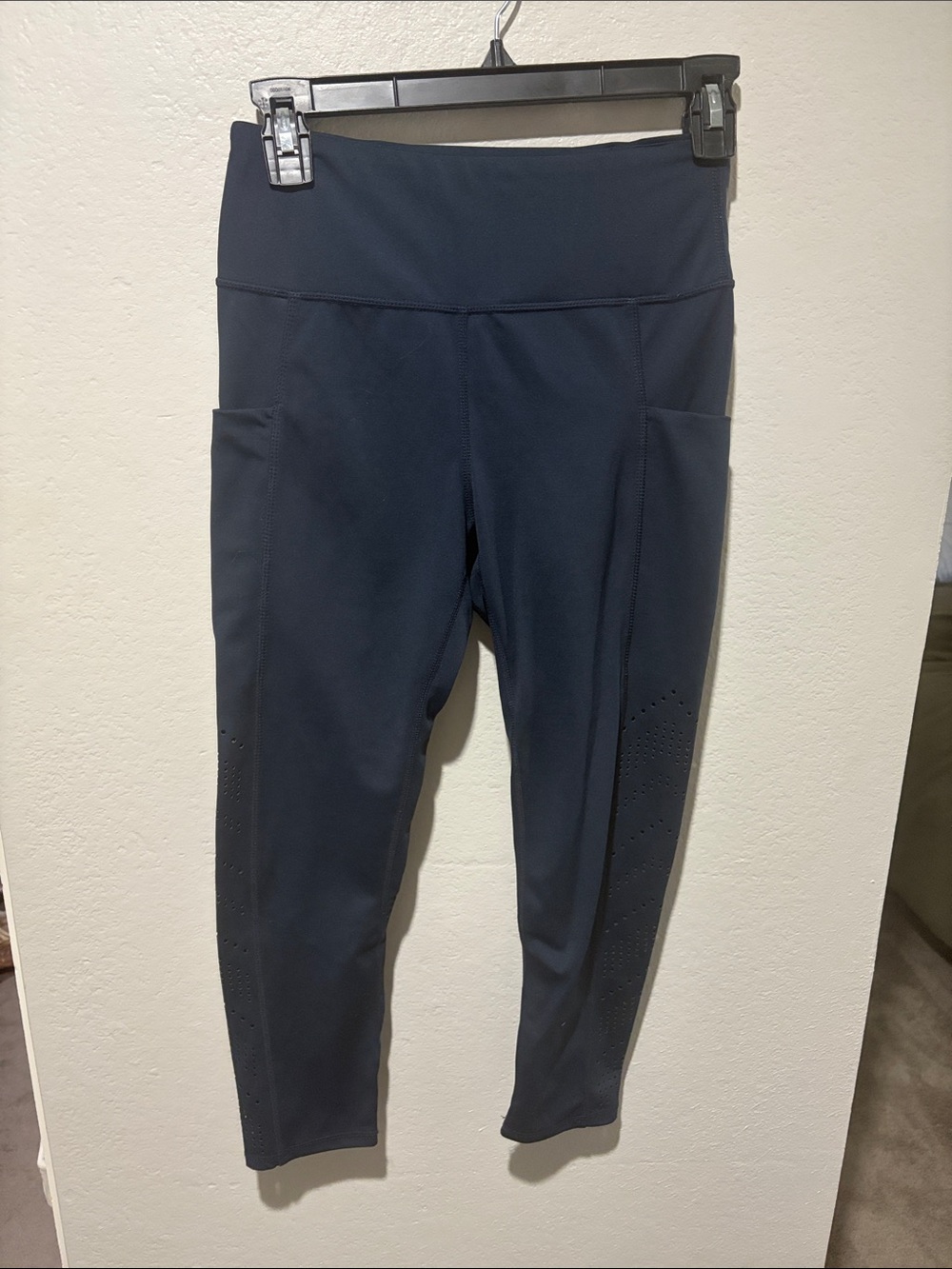 High-Waist Navy Athletic Leggings with Side Pockets and cutout detail